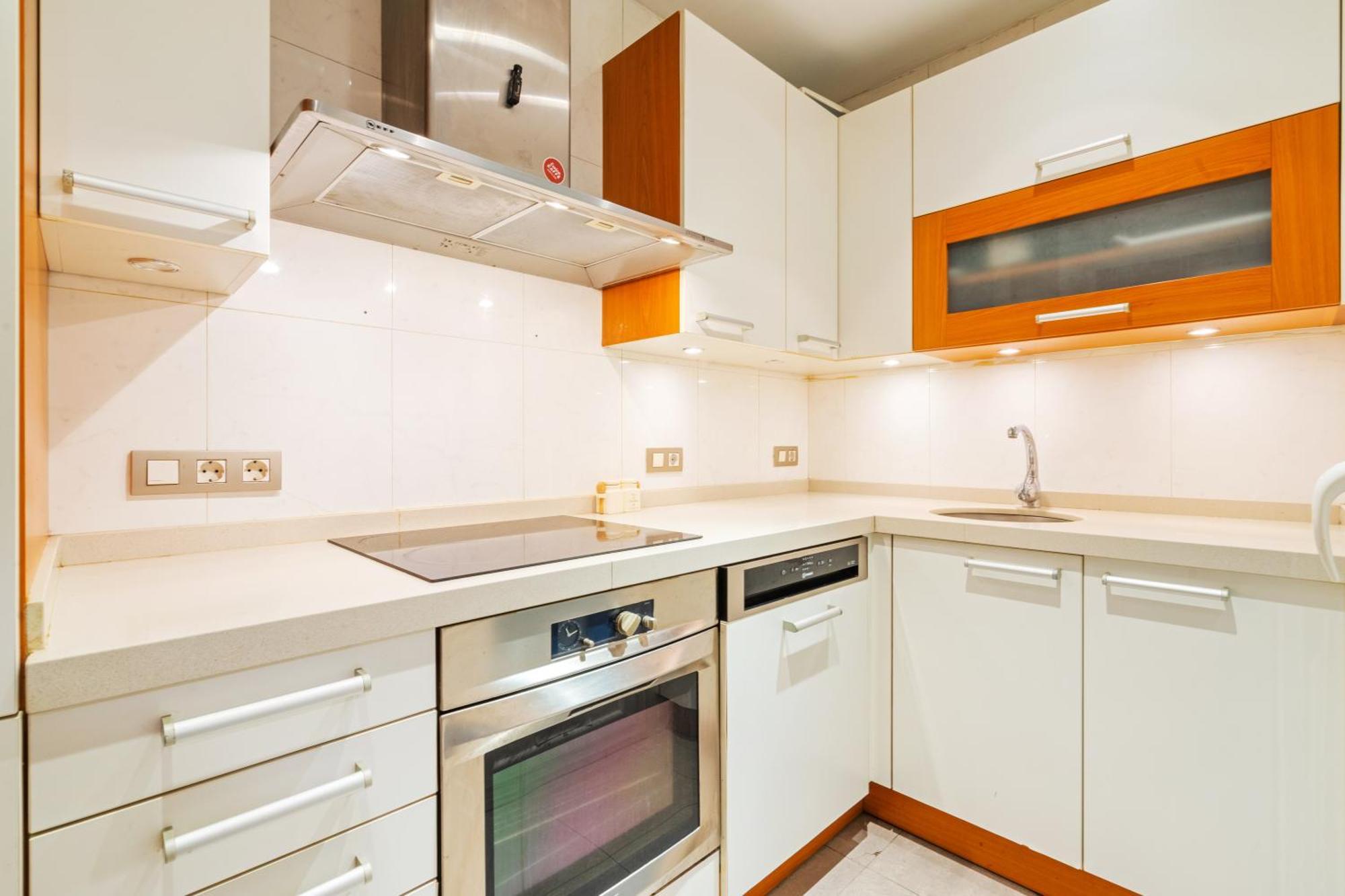 Quiet, Vibrant 2 Bedroom In Pedestrian Eixample Apartment *
