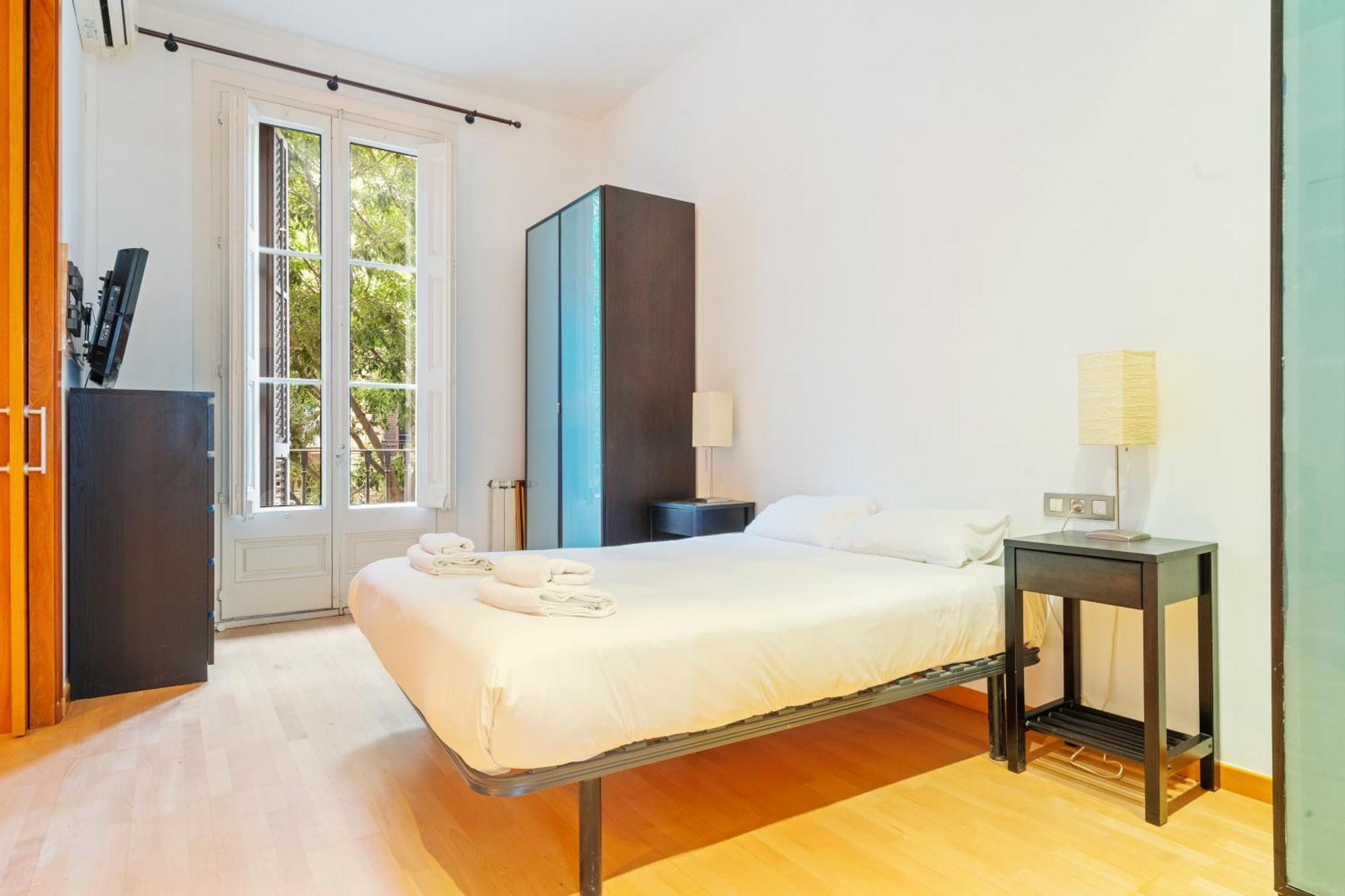 Apartment Quiet, Vibrant 2 Bedroom In Pedestrian Eixample Barcelona
