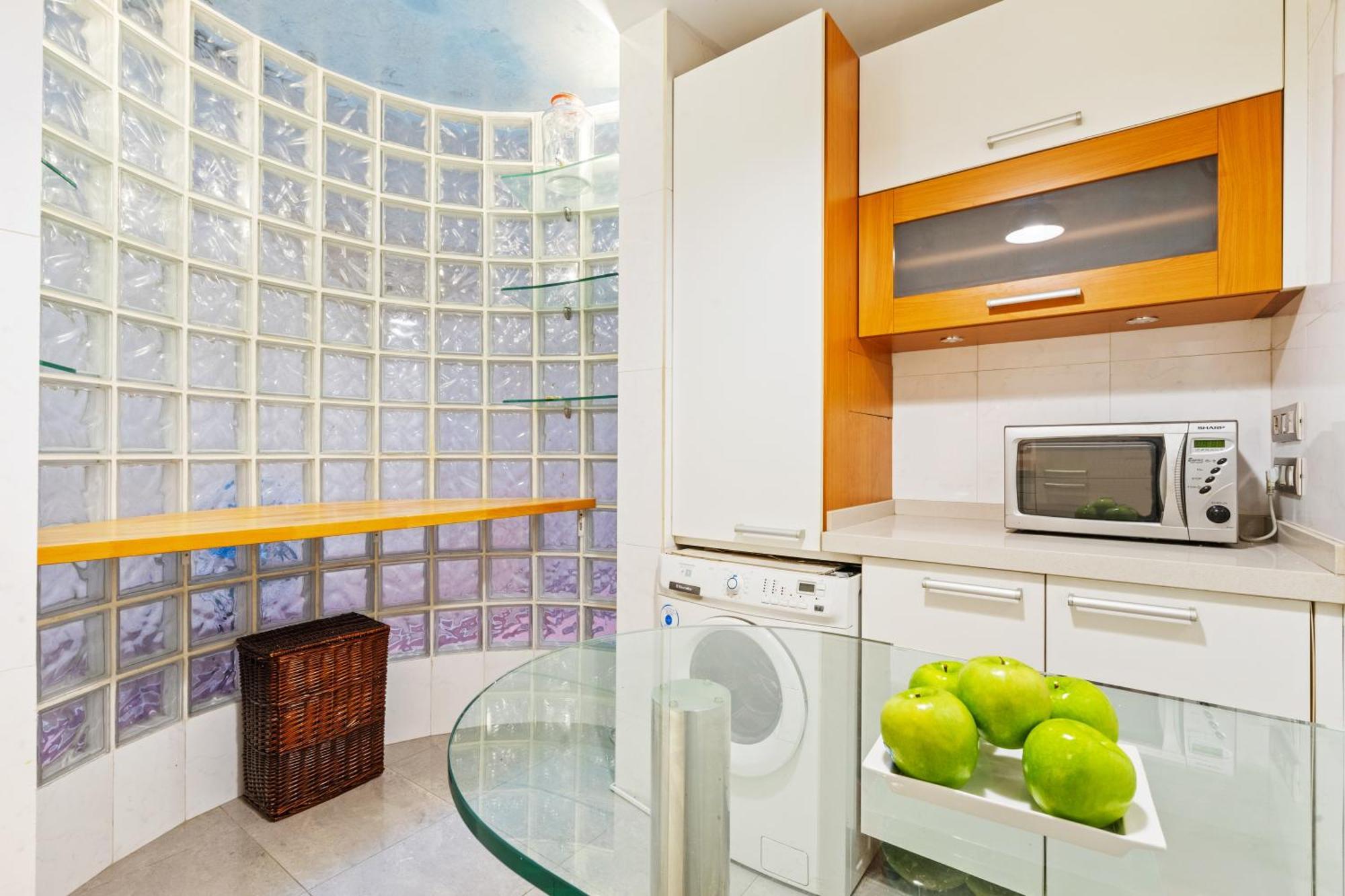 Quiet, Vibrant 2 Bedroom In Pedestrian Eixample Apartment *