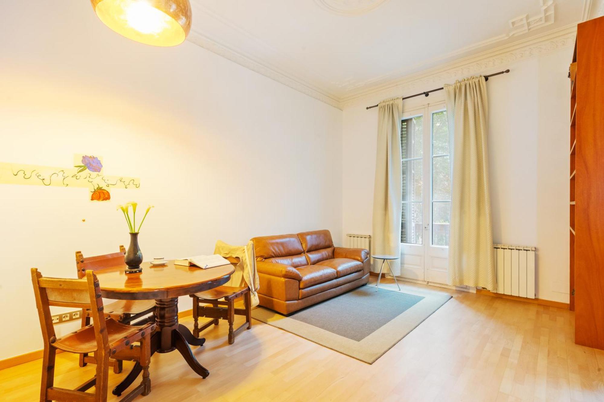 Quiet, Vibrant 2 Bedroom In Pedestrian Eixample Barcelona